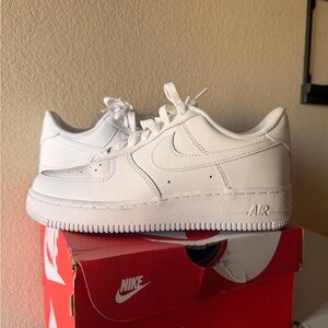 Size 6 Mens Airforce 1  White Sneakers